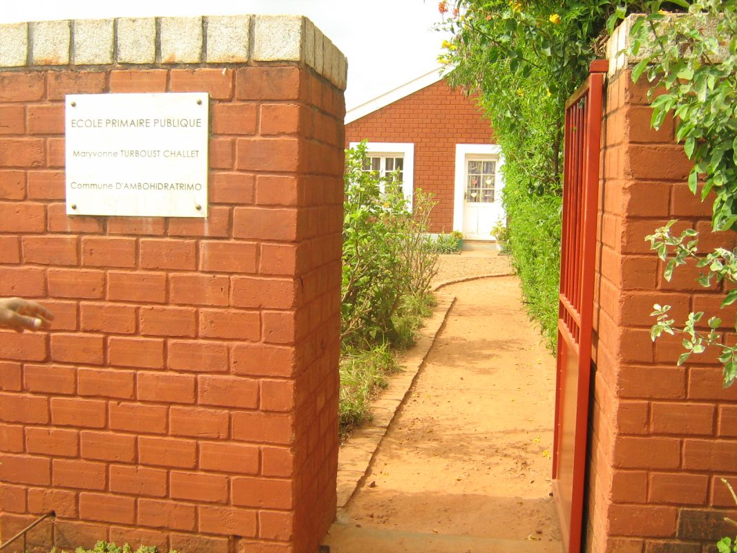 a l'entr&eacute;e de l'&eacute;cole Tsaratanana