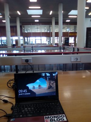 En pleine r&eacute;daction avec l'ordinateur